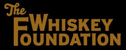 The Whiskey Foundation (Dirty Rock’n’Roll / D) Als Sänger Murat Kaydirma im Jahre 2011 als Straßenmusiker vor dem Sendlinger Tor in München sang, um kurz danach bei einer Flasche Whiskey mit Freunden die gleichnamige Foundation zu gründen, konnte er noch nicht ahnen, dass er einige Jahre später mit seinen Jungs vor AC/DC unter anderem “Auf Schalke”, im Berliner Olympiastadion oder der Münchener Olympiahalle rocken würde. “Die Black Keys waren mal so Delta Blues, so dreckig und so verschwitzt – sind jetzt aber total Stadionrock. The Whiskey Foundation dagegen hat ihren Sound dermaßen perfektioniert, dass sie problemlos unsere neue Nummer Eins werden.” (Bayerischer Rundfunk) Die Foundation hat den Rock’n’Roll mit großen Schöpfkellen gefuttert und es ist ihnen extrem wohl bekommen! Wir sind nicht das Olympiastadion, haben aber im wahrsten Sinne einen (grünen) Hang zu dieser grandiosen Band. Wer die Doors und Led Zeppelin mag, wird The Whiskey Foundation lieben! Da könnt ihr AC/DC fragen.